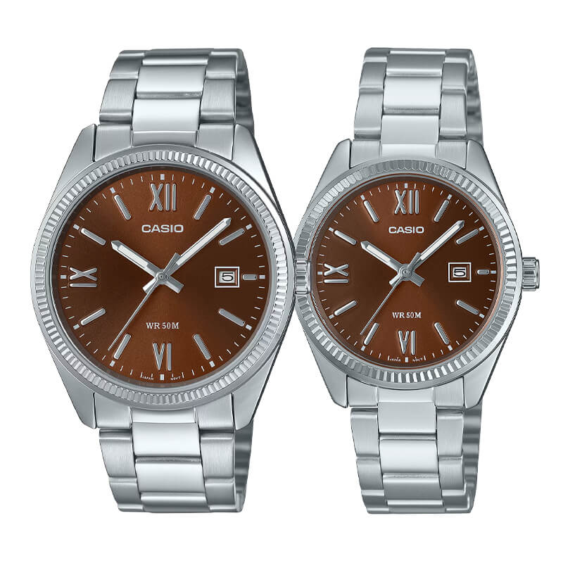 Pack Relojes Casio Clásicos en Acero con Esfera Marrón – Para Él y Ella