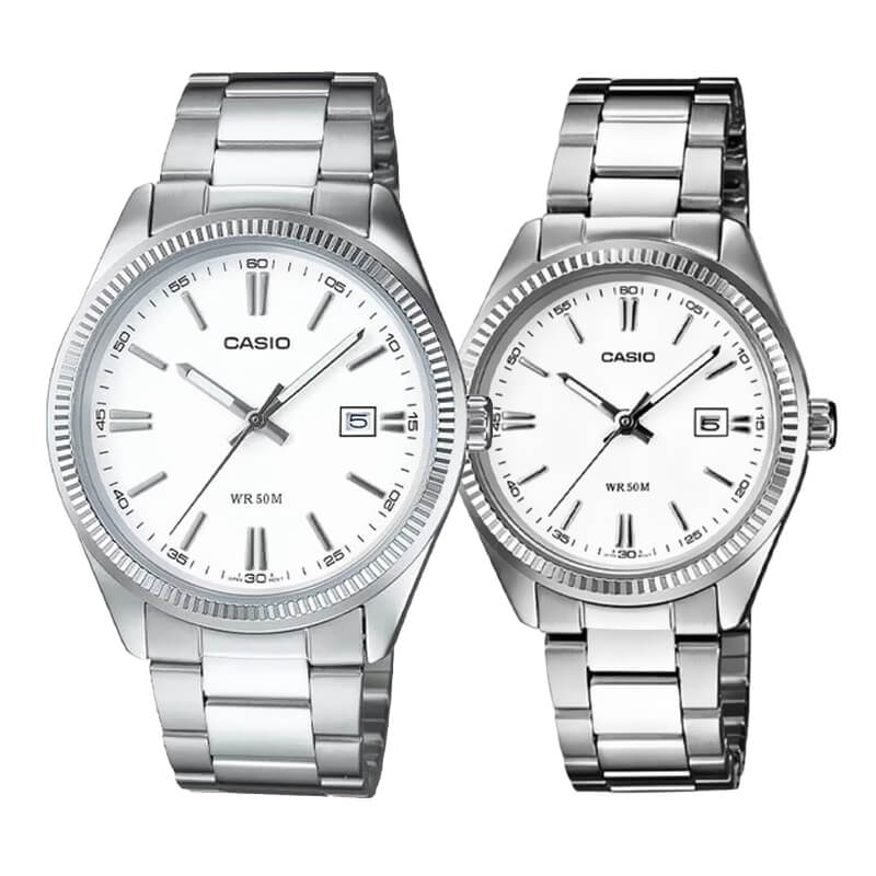 Pack Relojes Casio Clásicos en Acero con Esfera Blanca – Para Él y Ella