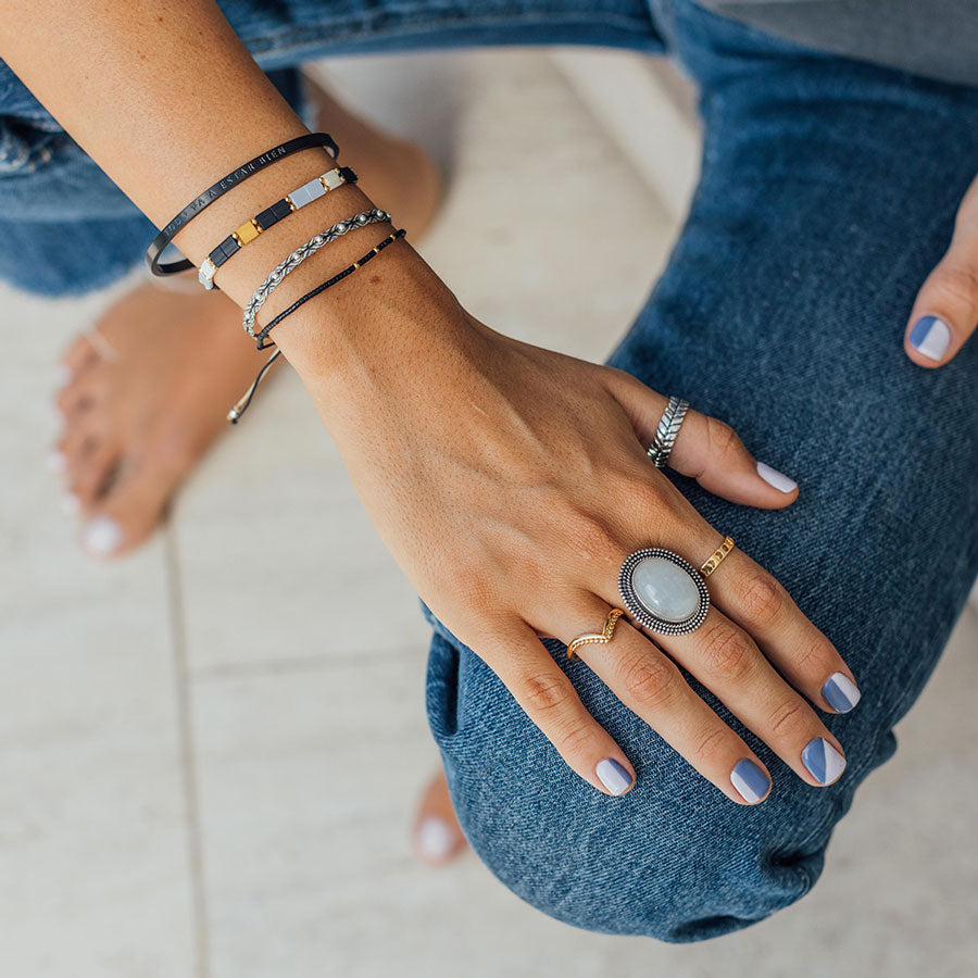 Pulsera negra con mostacillas bañadas en oro