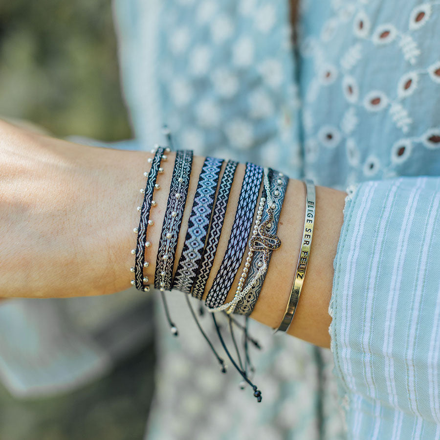 Pulsera Telar Ancha Plateada con Mostacillas de Plata