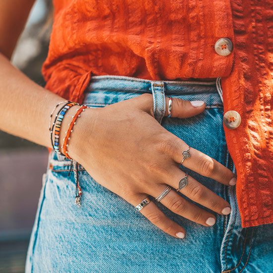 Pulsera Telar Fina con Pelotitas de Plata al lado
