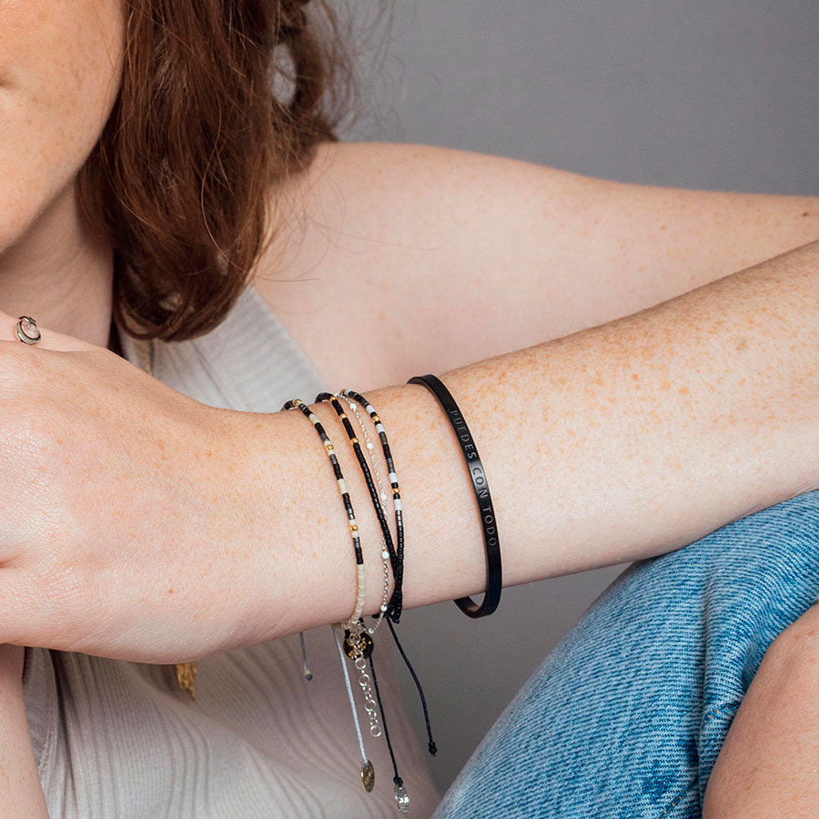 Pulsera negra con mostacillas bañadas en oro