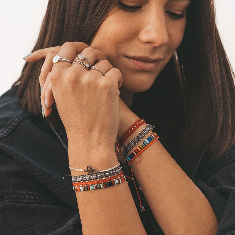 Pulsera roja con mostacillas de plata
