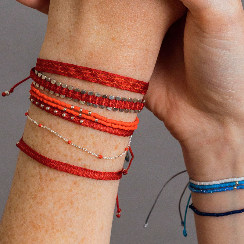 Pulsera Telar Fina Roja con Cierre de Plata