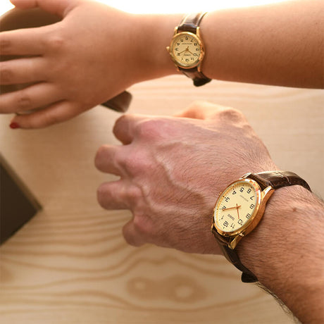 Pack Relojes Casio Clásicos Dorados con Correa de Cuero – Para Él y Para Ella