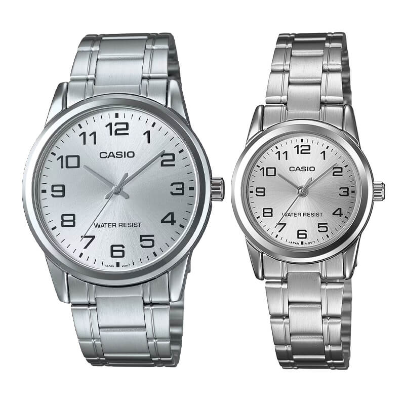 Pack Relojes Casio Clásicos – Esfera Plateada para Él y Para Ella