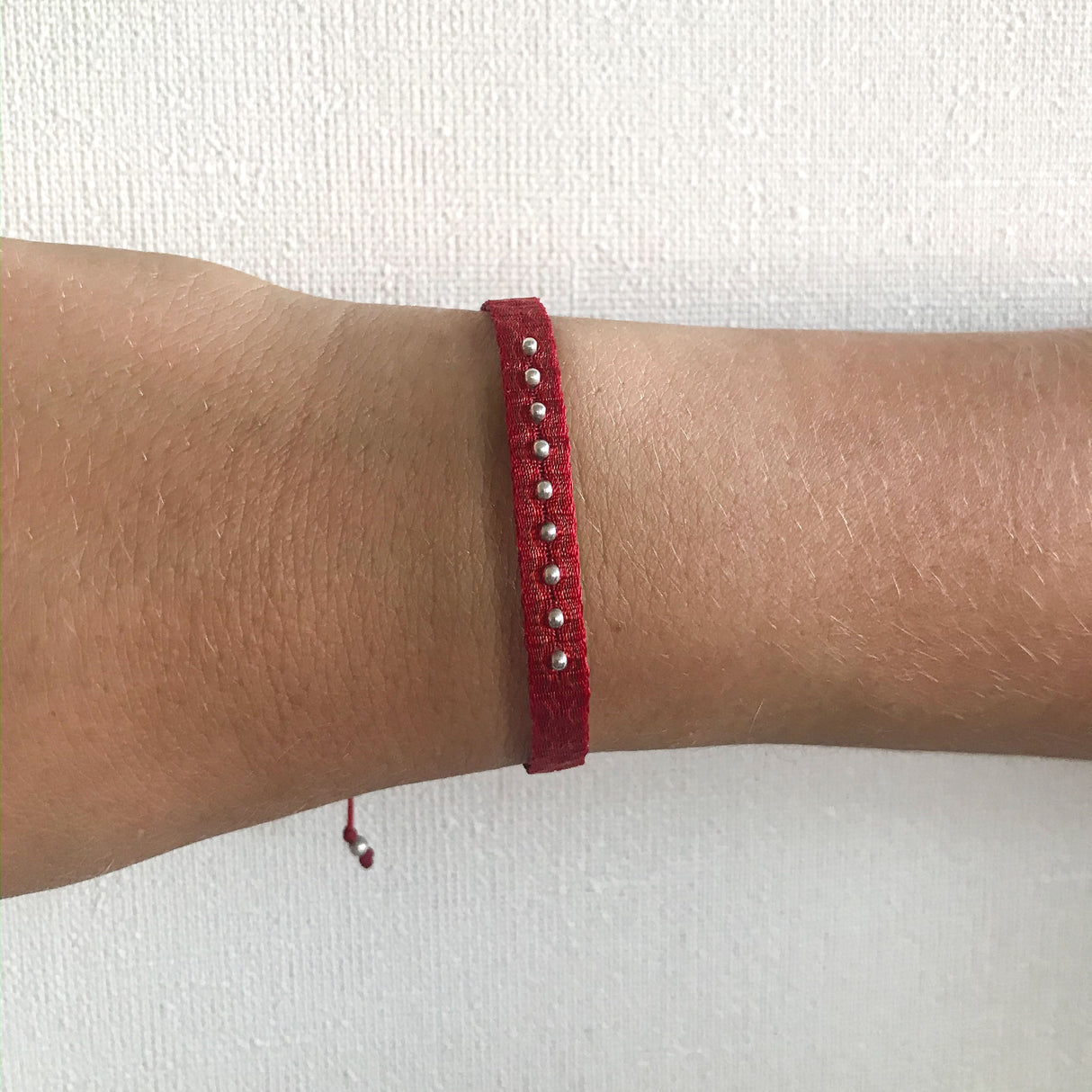 Pulsera Telar Ancha Roja con Mostacillas de Plata