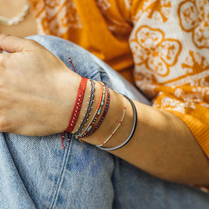 Pulsera Iki roja con Mostacillas de Plata