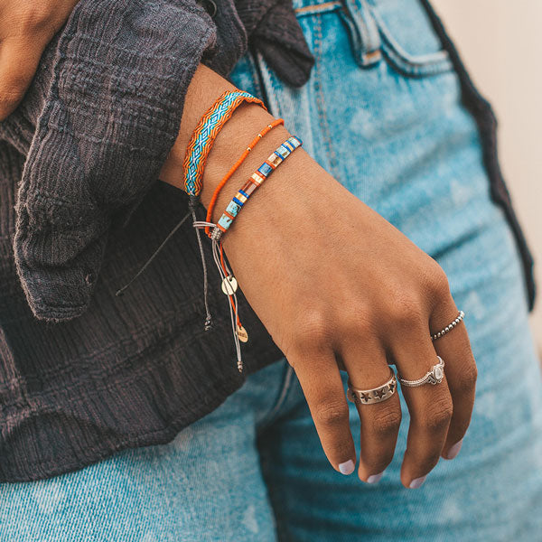 Pulsera roja con mostacillas bañadas en oro