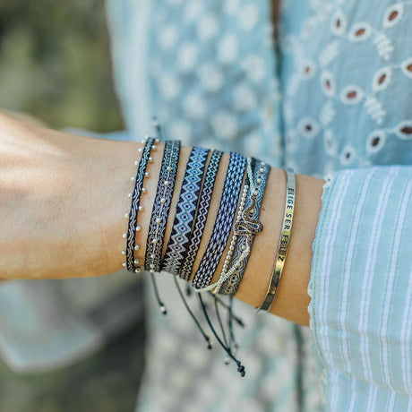 Pulsera Telar Ancha Plateada con Mostacillas de Plata