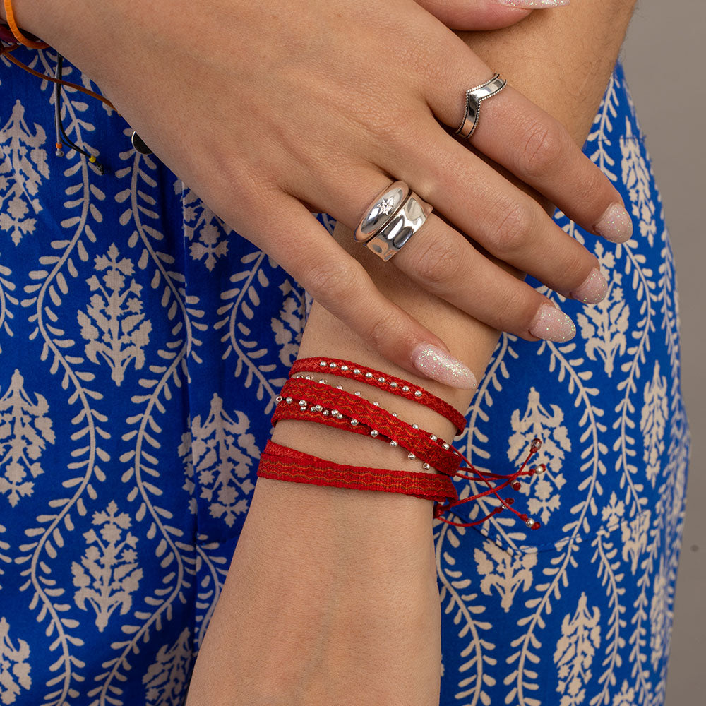 Pulsera Telar Ancha Roja con Mostacillas de Plata al Lado