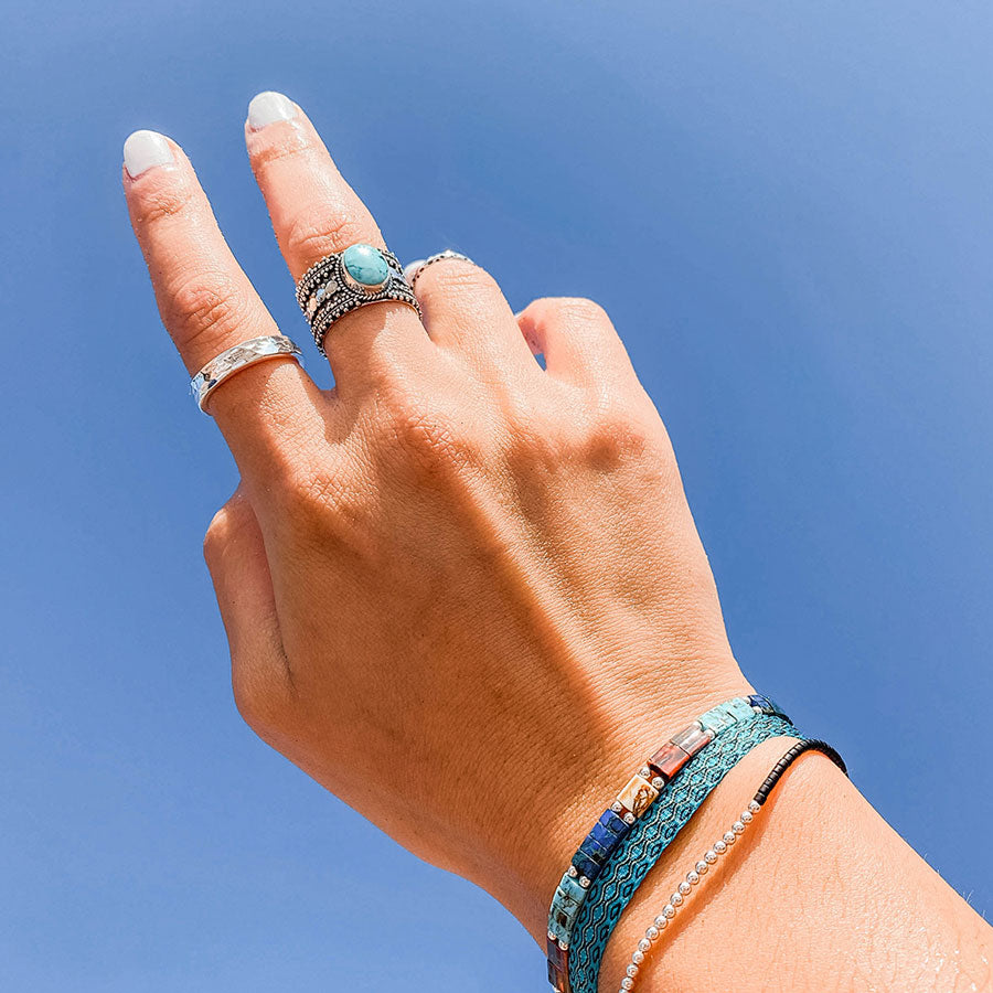 Pulsera Iki Negra con Mostacillas de Plata