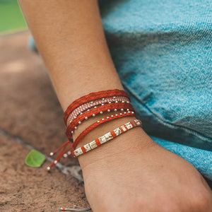 Pulsera Telar Ancha Roja con Mostacillas de Plata al Lado