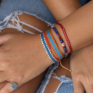 Pulsera roja con mostacillas de plata