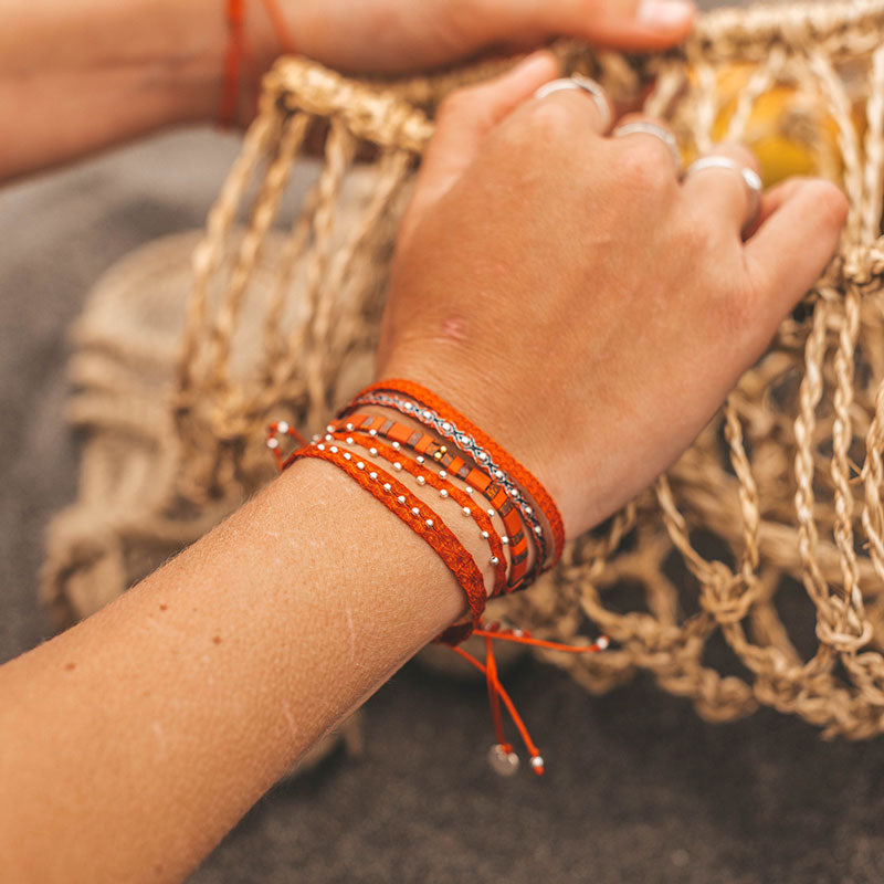 Pulsera Telar Ancha Roja con Mostacillas de Plata